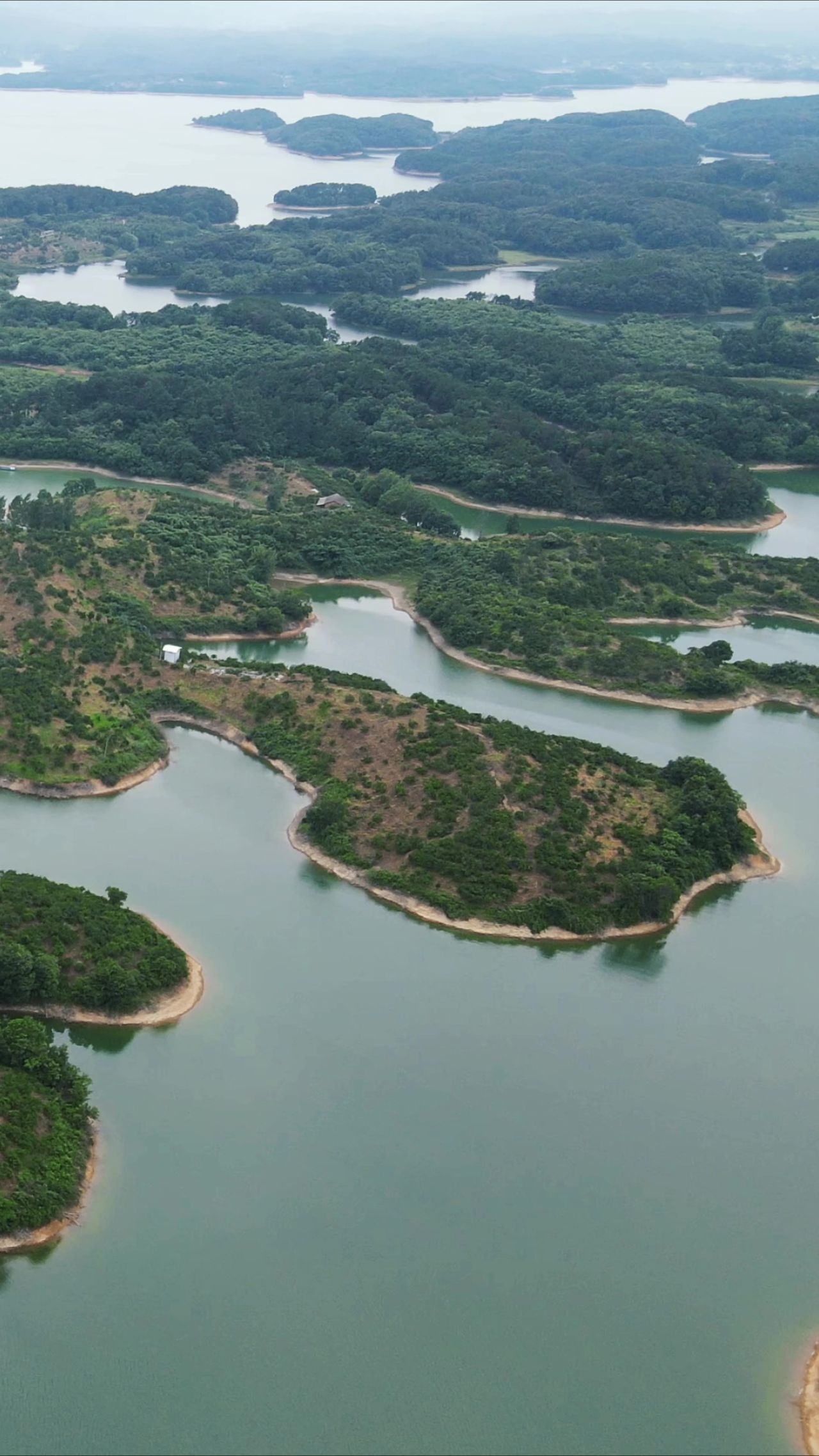 航拍祖国壮丽河山湖北洈水风景区竖屏