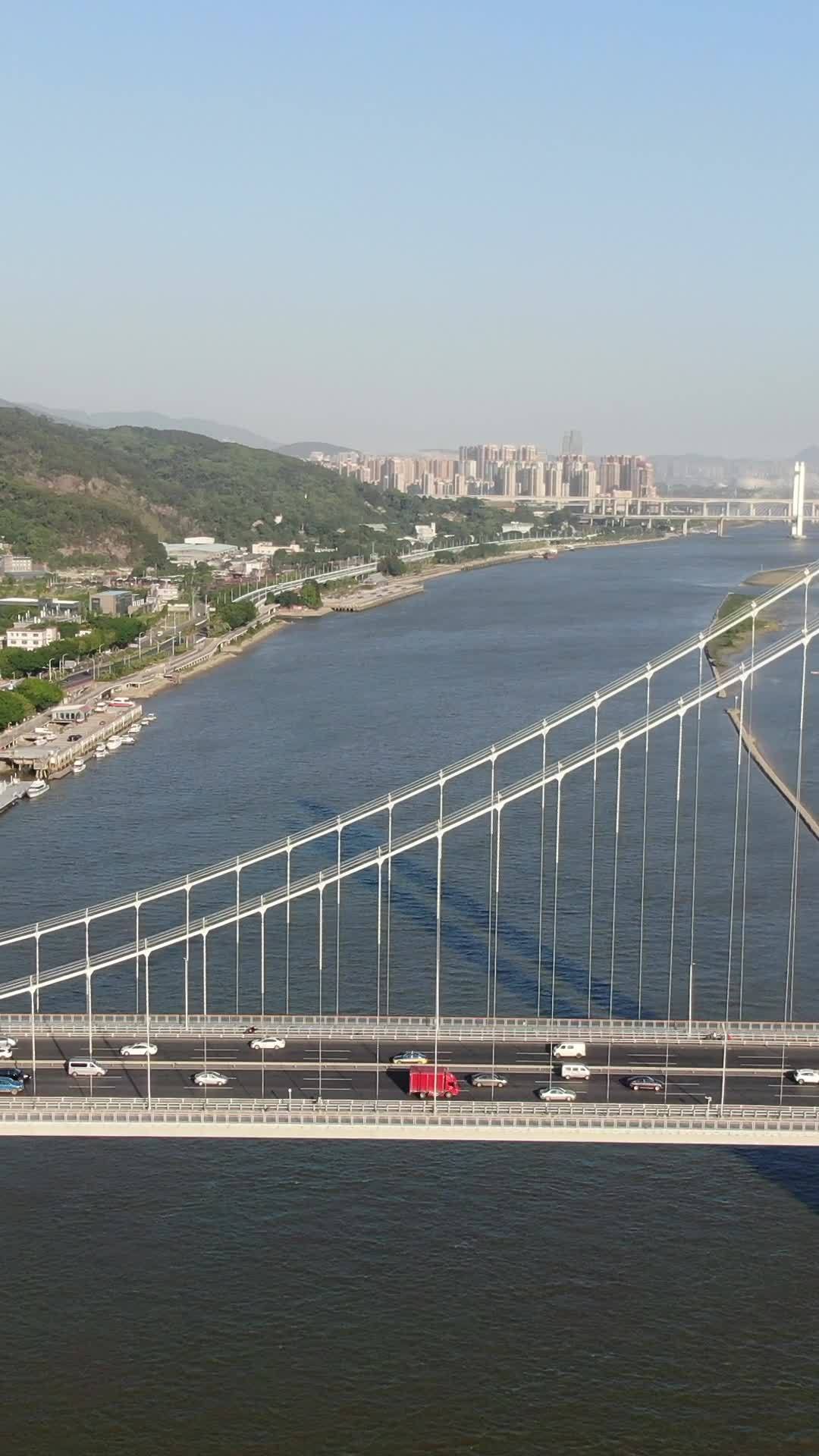 跨河悬索桥的壮丽景色