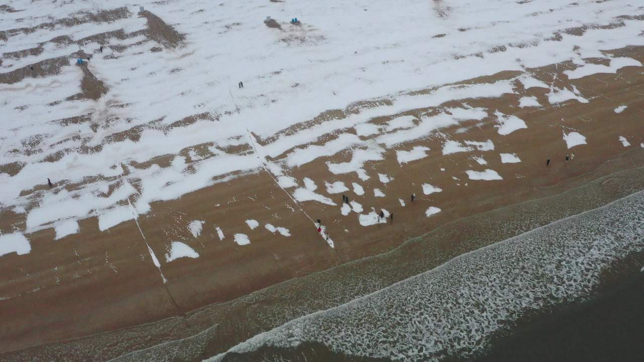 青岛石老人浴场海边雪景航拍 13