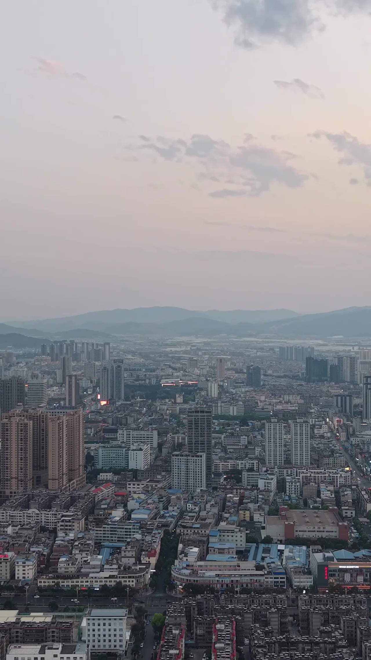 黄昏时的城市全景