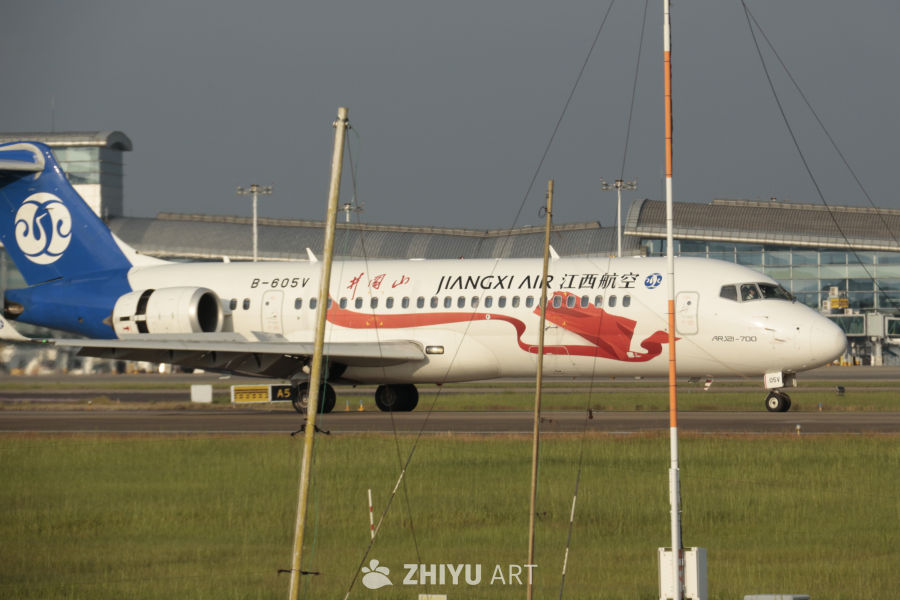江西航空ARJ21-700飞机在机场