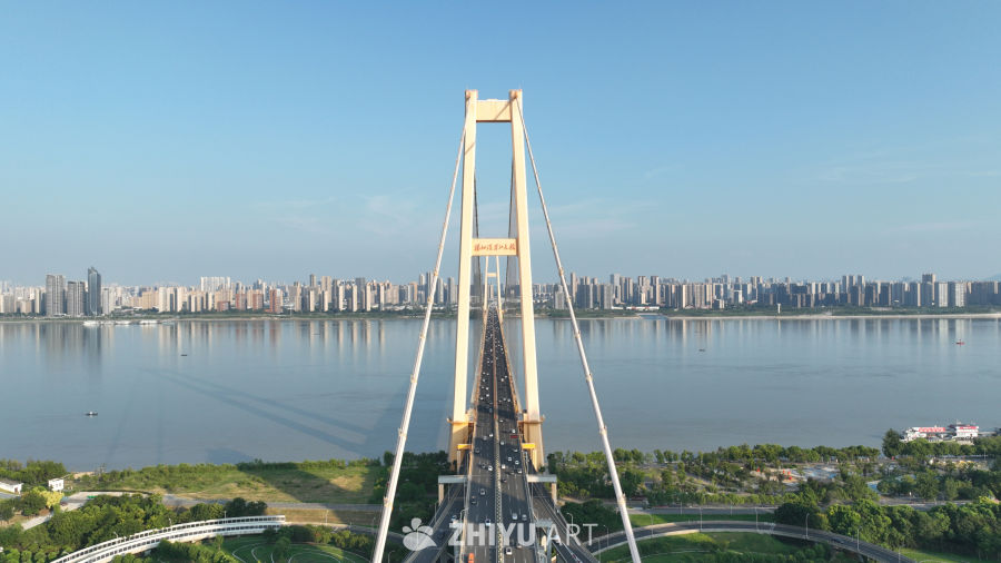 长江大桥与城市天际线