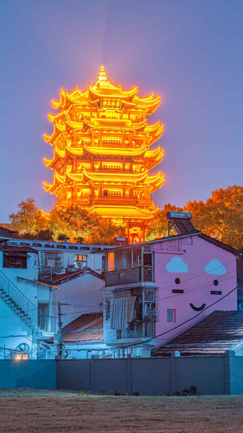 武汉蓝调时刻亮灯黄鹤楼及粉色可爱小房子
