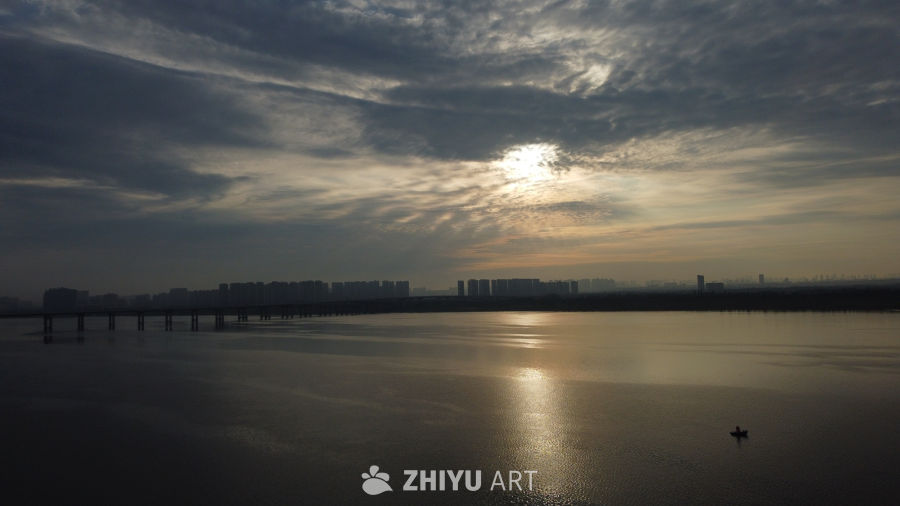 日落河畔的城市剪影