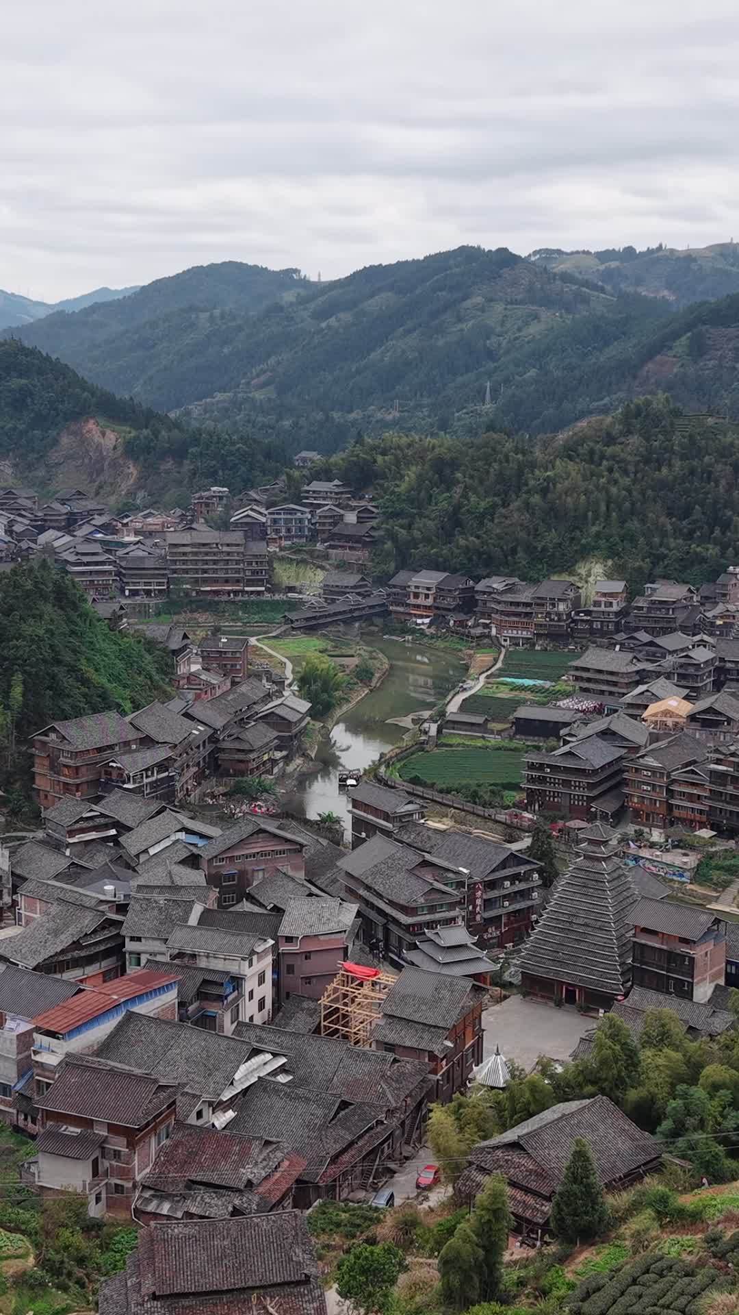 竖版航拍侗族特色建筑程阳八寨风景 (7)