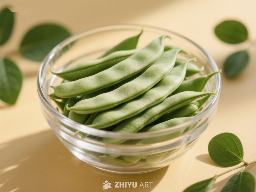新鲜扁豆置于透明碗中 400