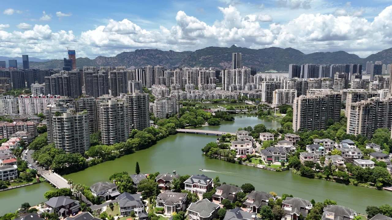 城市湖畔的现代与自然