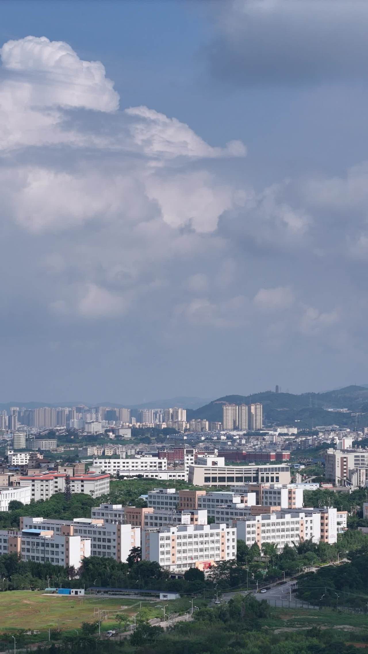 城市全景与蓝天