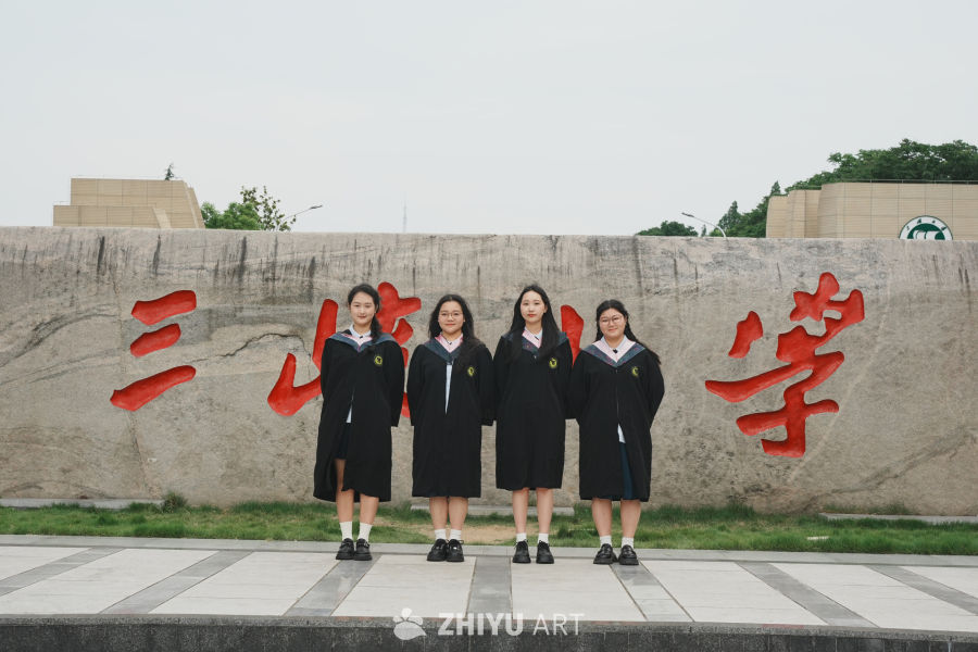 青春毕业照：学士服下的笑容