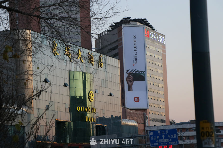 都市夜幕下的酒店与广告