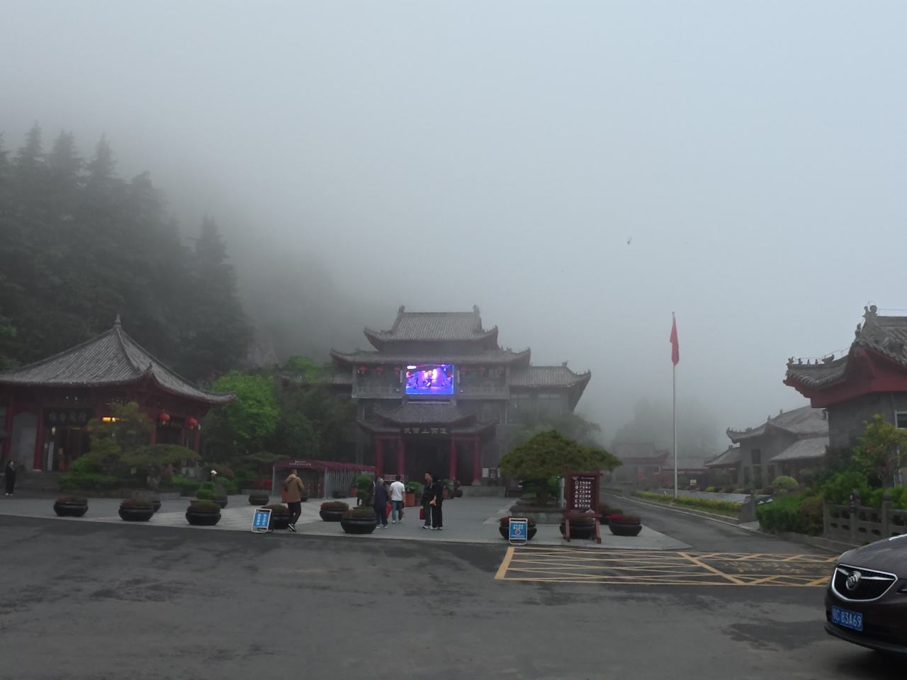 雾中古建筑与游客