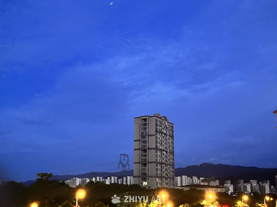 夜幕下的城市剪影