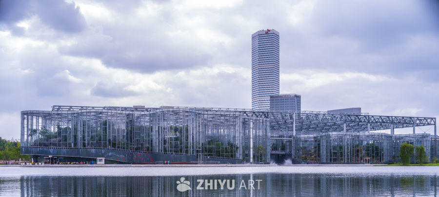 现代建筑与水景的都市风光