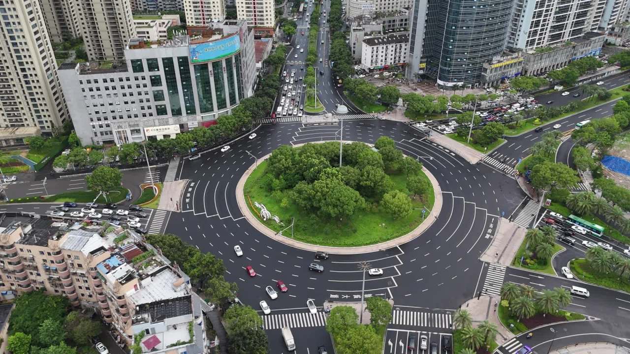 繁忙都市的圆环交叉口