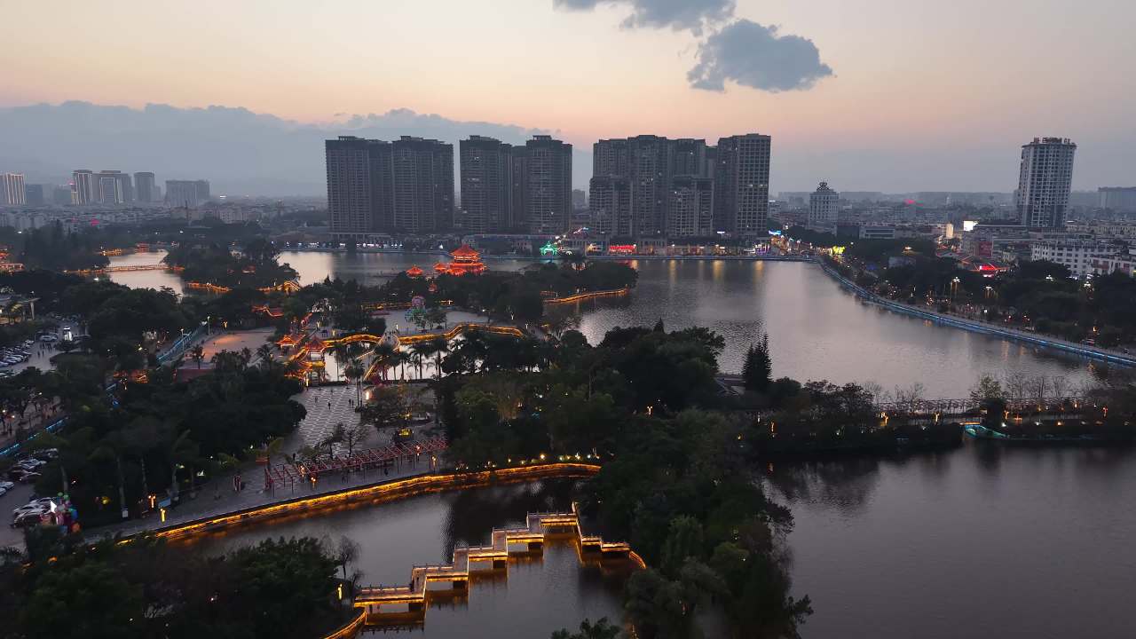 城市湖畔黄昏灯火