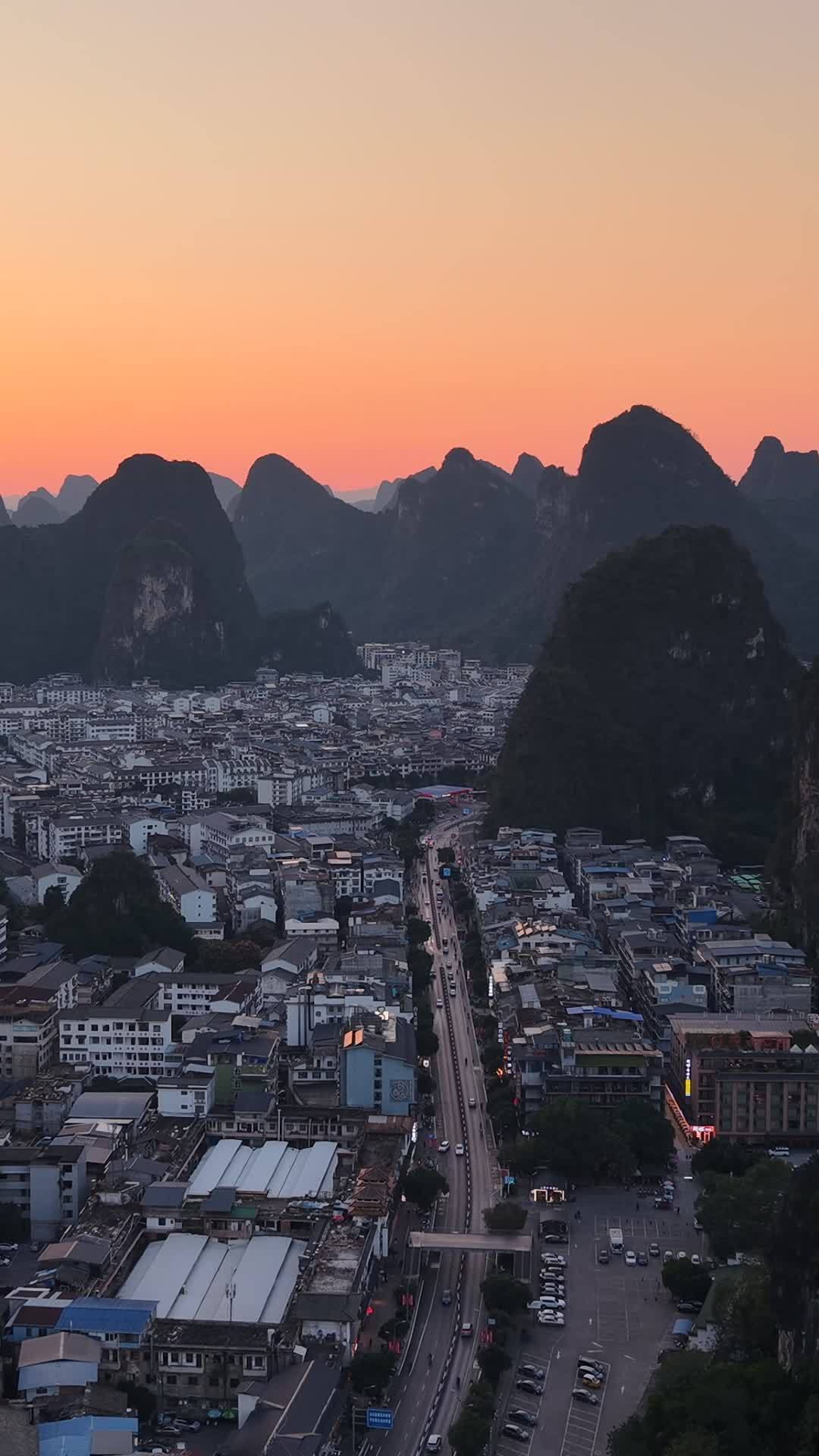 城市与山峰的日落剪影