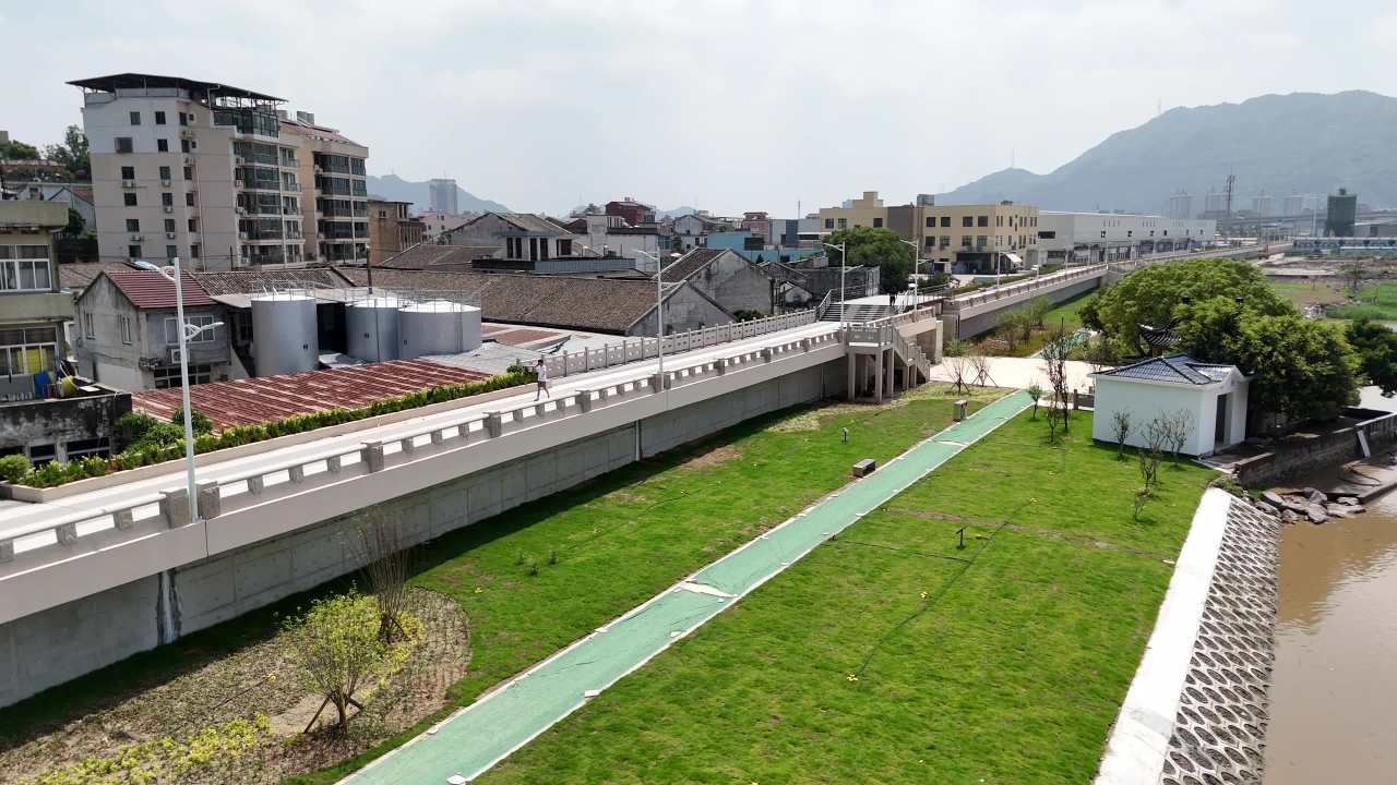 城市河边绿地全景