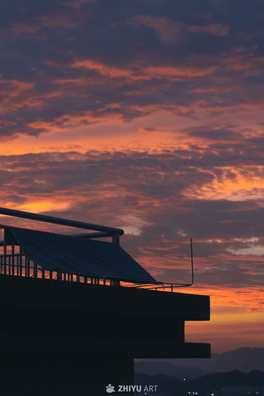 夕阳剪影：建筑与天际