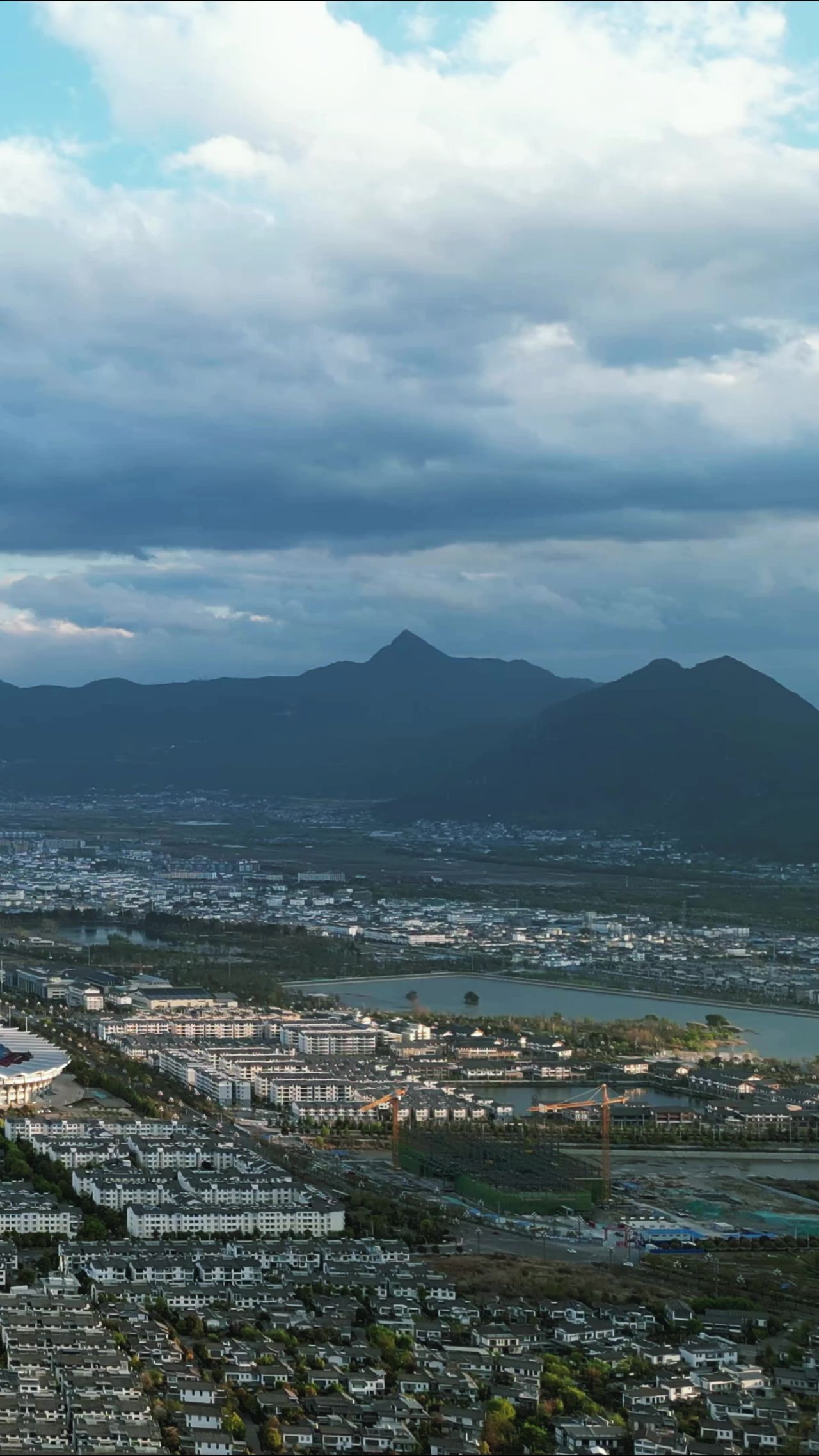 云南丽江城市风光竖屏航拍  