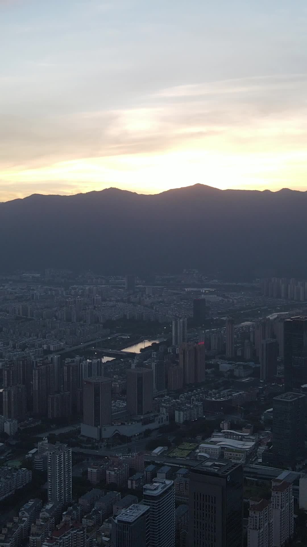 城市日落与山脉的宁静之美