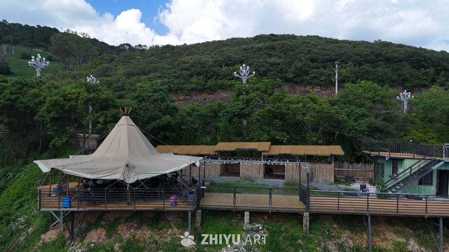 山间露营帐篷与木质平台