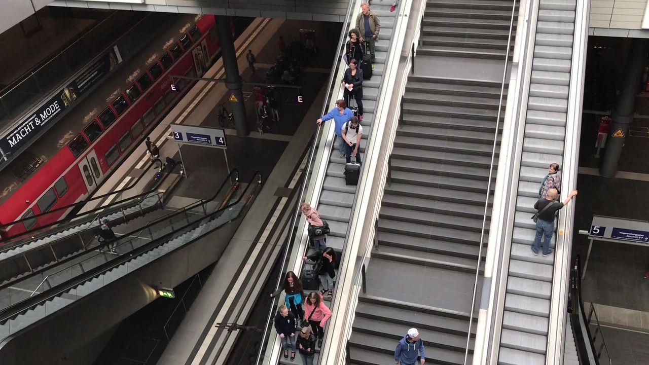 自动扶梯火车火车站