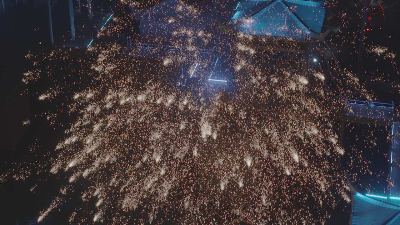 夜空下的烟花与古建筑