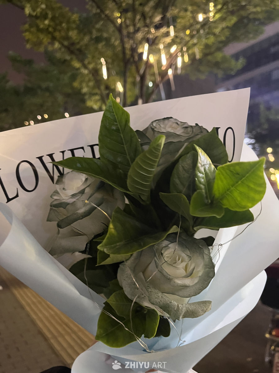 夜色中的浪漫花束