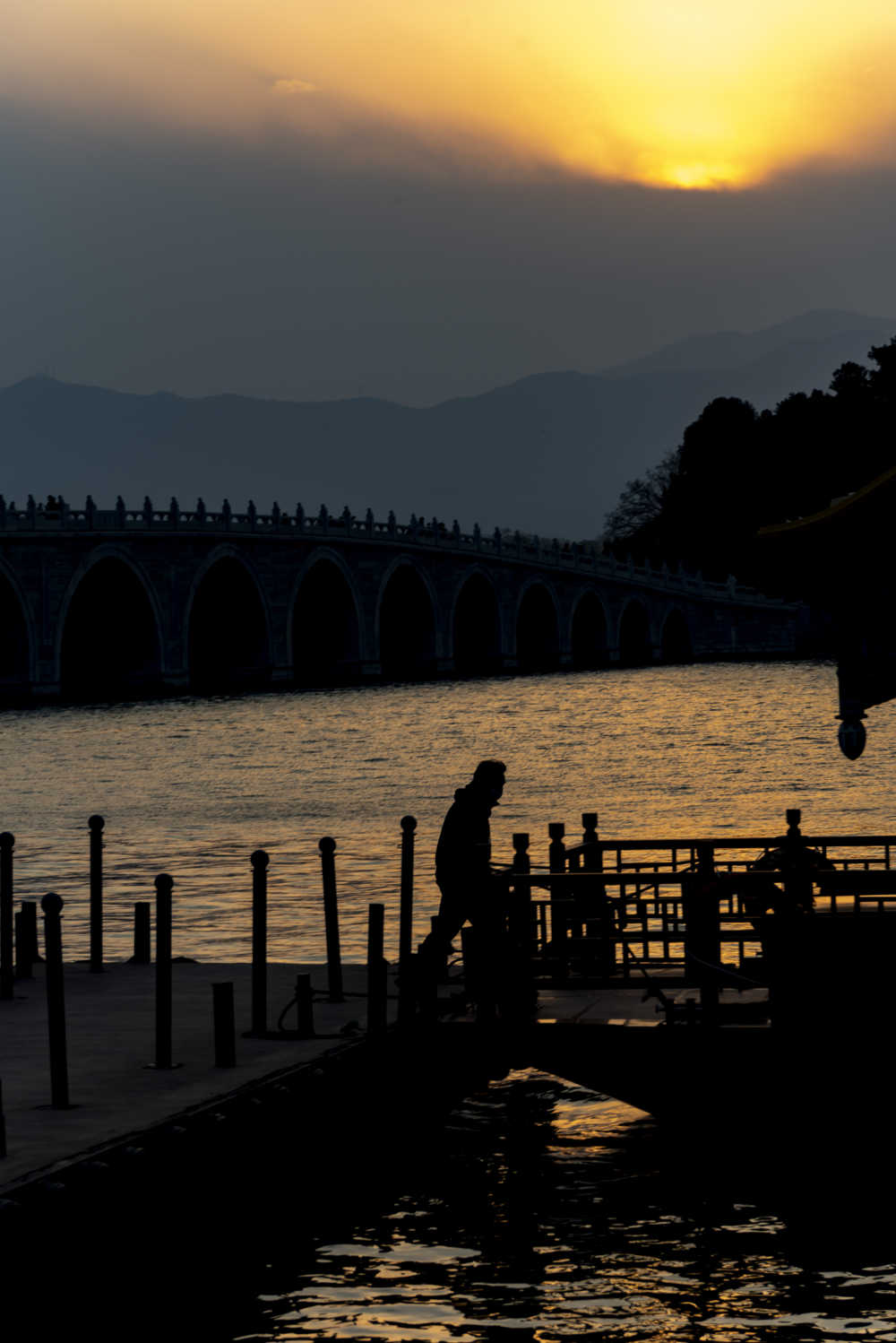 夕阳下的人影