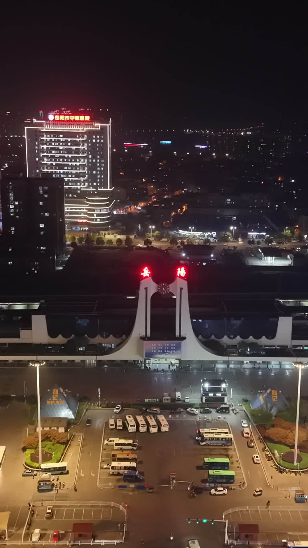 城市夜景下的车站繁忙景象