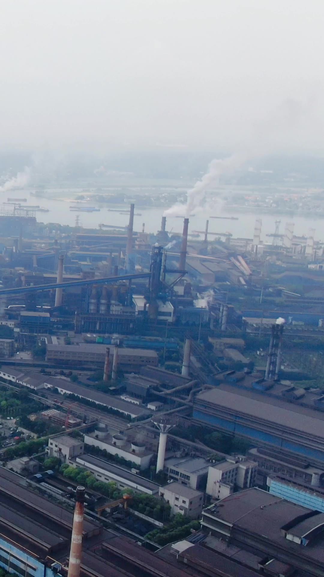 航拍工业生产工厂烟冲污染