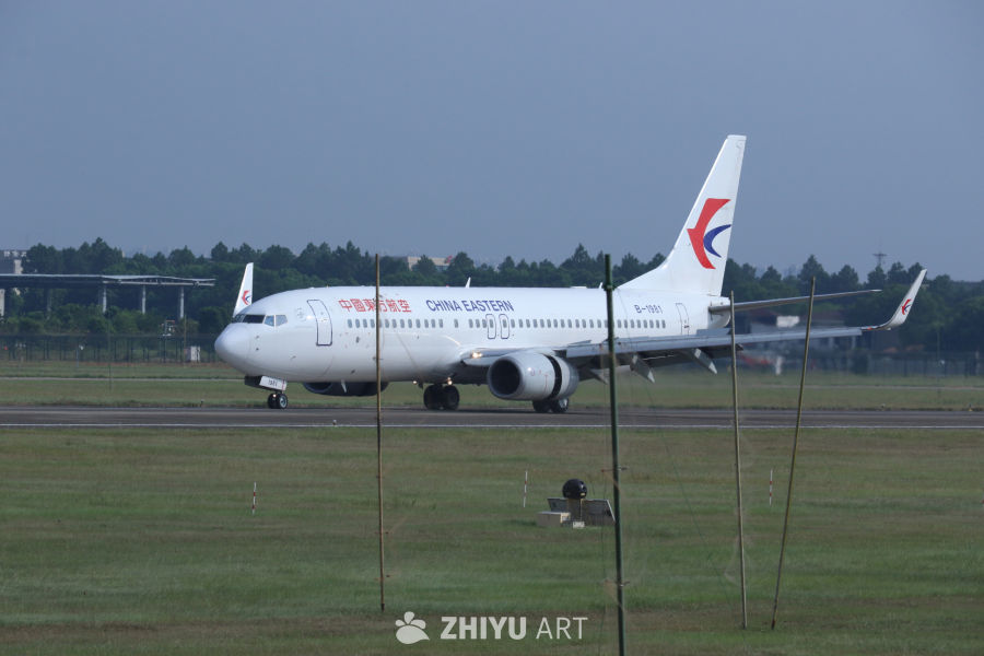 中国东方航空飞机在机场跑道上