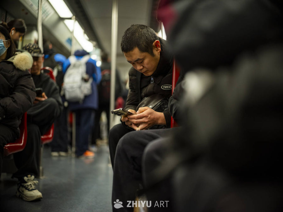 地铁上的低头族