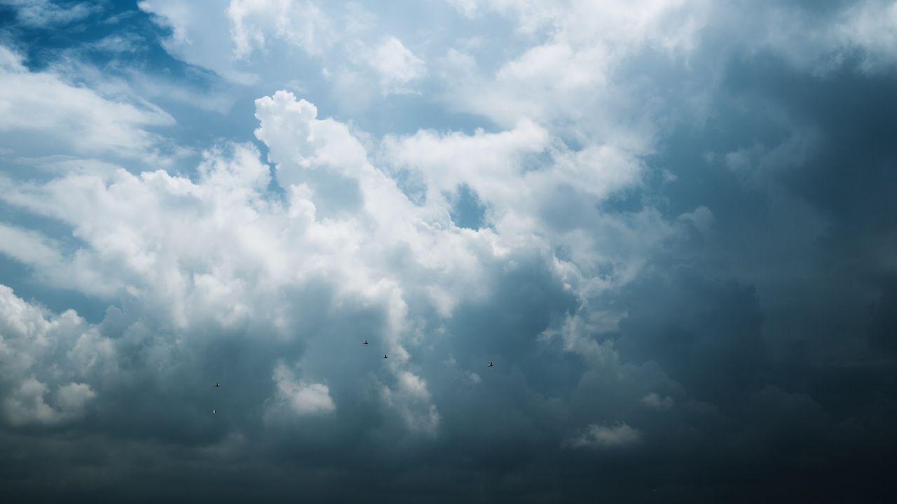 乌云密布遮天蔽日云海翻腾雷阵雨台风 7