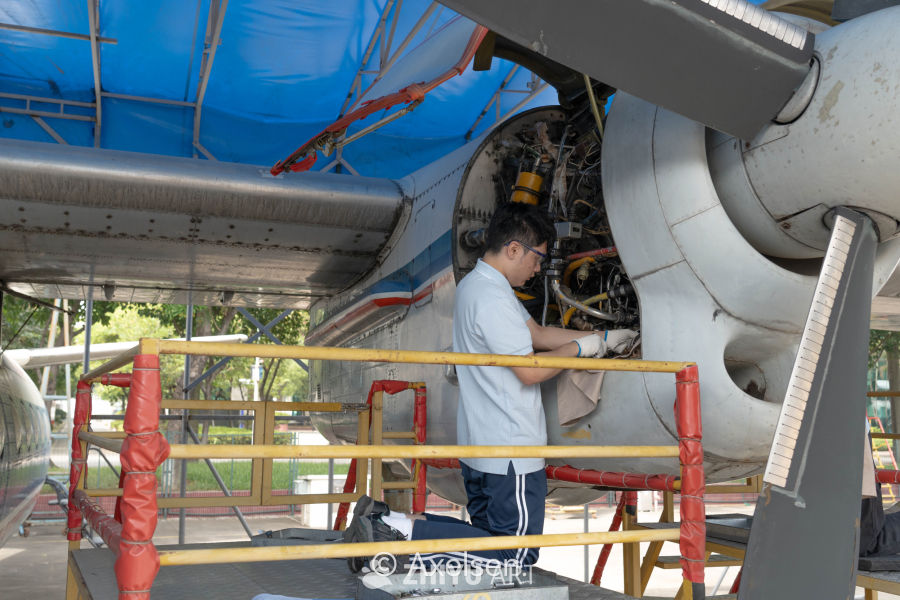 机械师维修飞机发动机