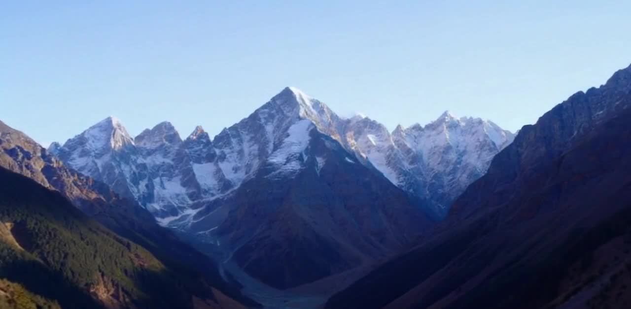连绵起伏的喜马拉雅山脉，山峰上覆盖着皑皑白雪，山谷