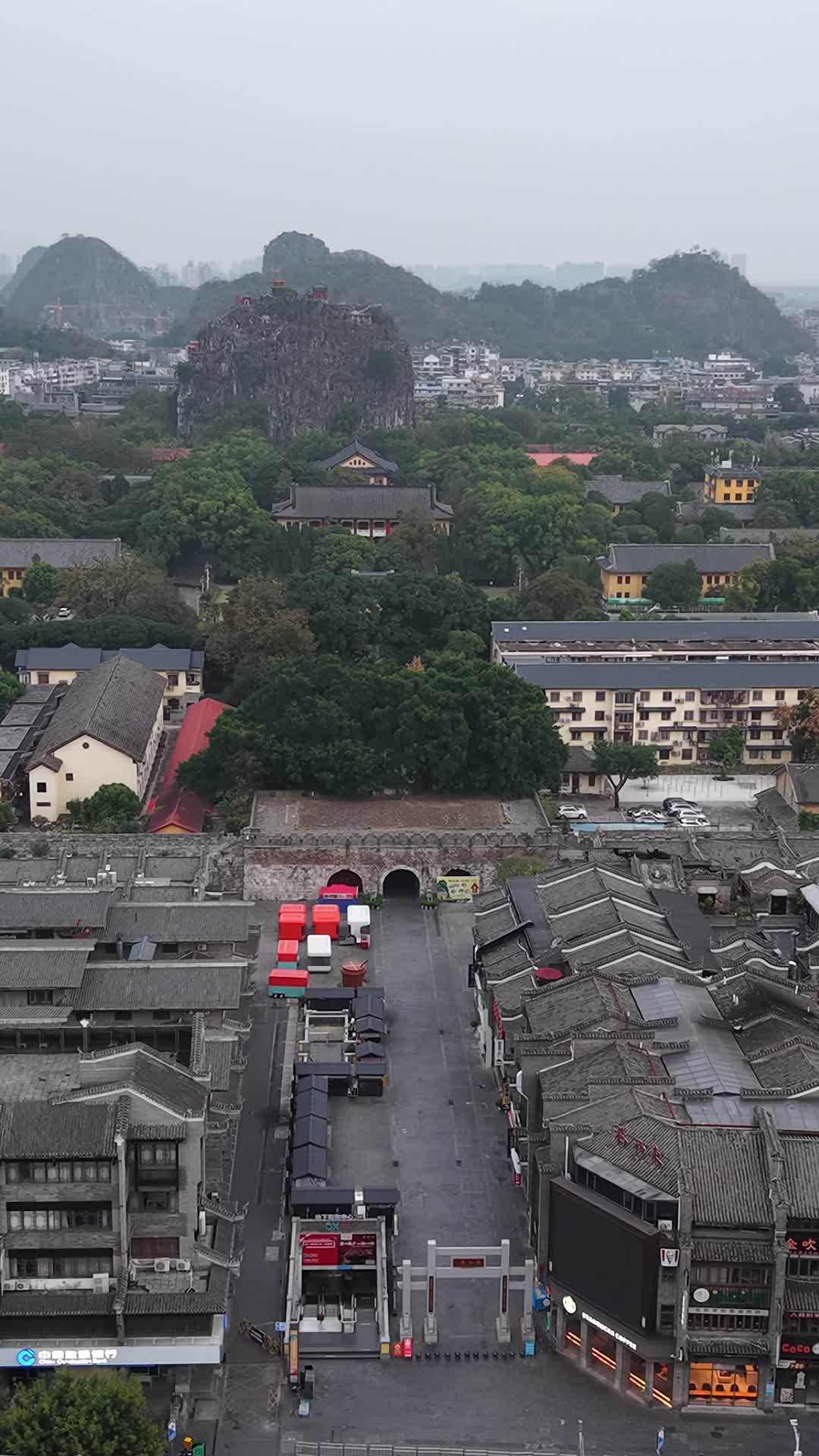 竖版航拍桂林独秀峰王城景区 