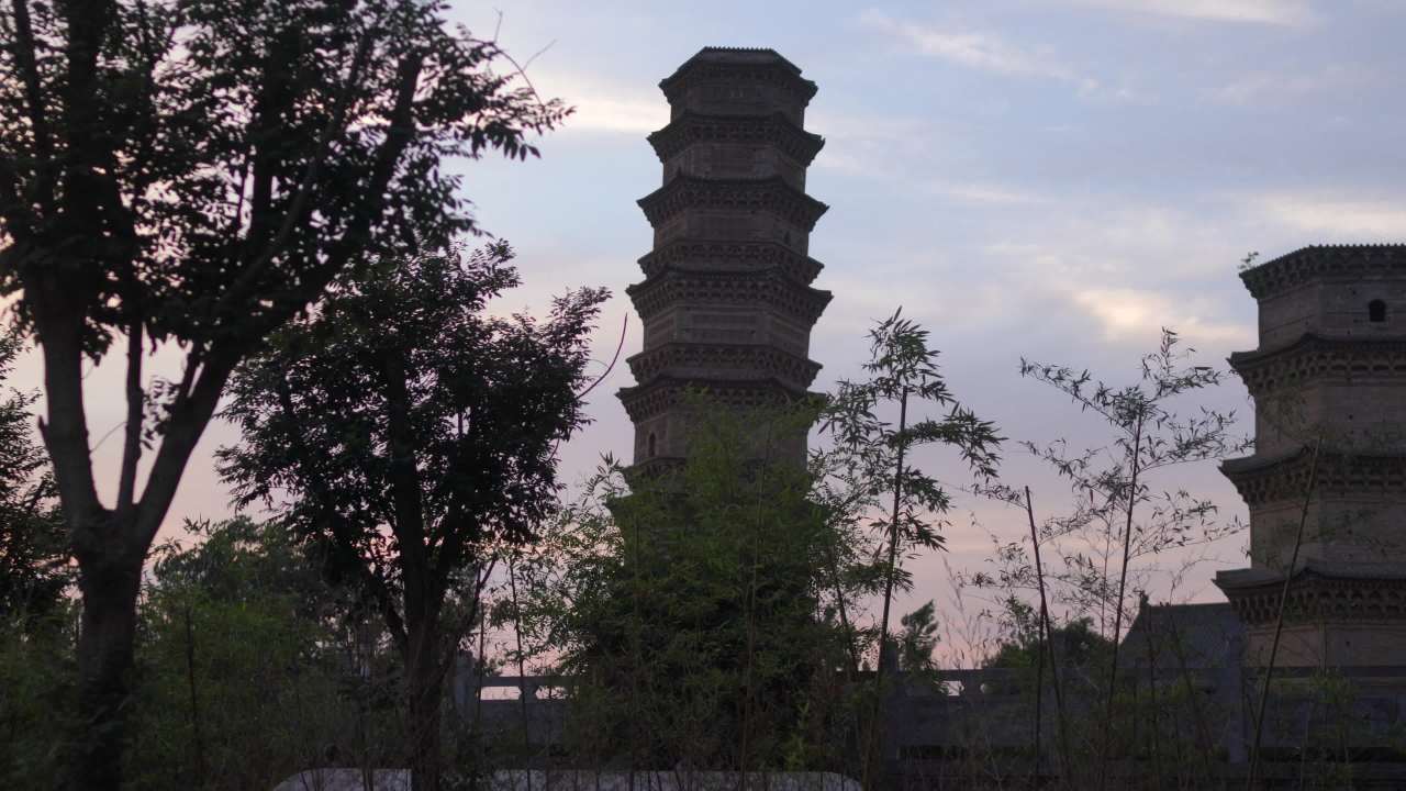古塔夕照下的宁静