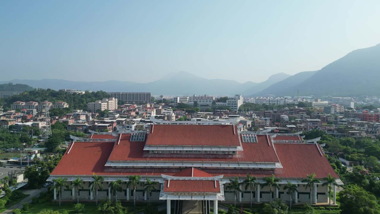宏伟建筑与自然风光的和谐共存
