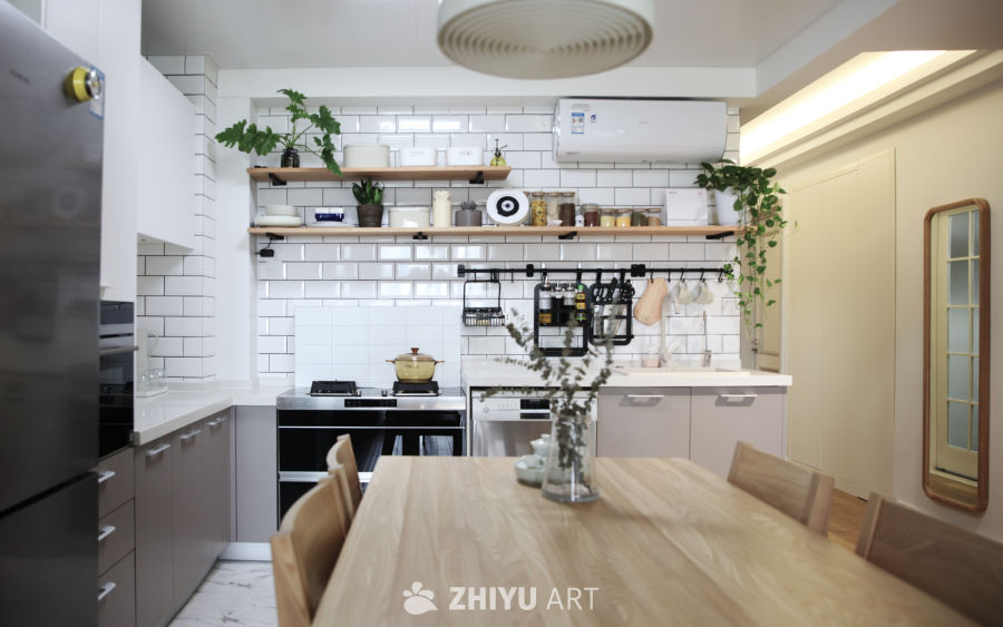 现代简约厨房与木质餐桌
