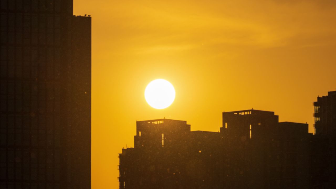 太阳日出日落夕阳逆光刺眼星芒