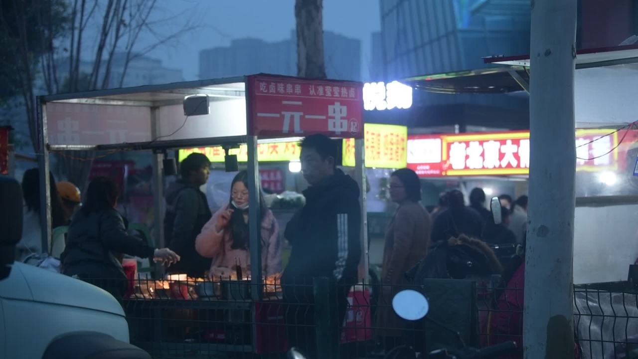 夜市的喧嚣与热闹