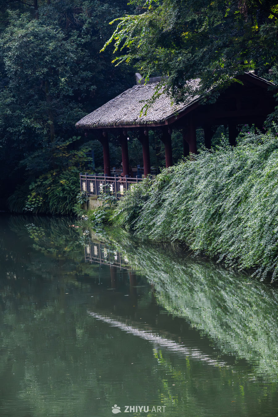 溪岸亭深，树影浸波