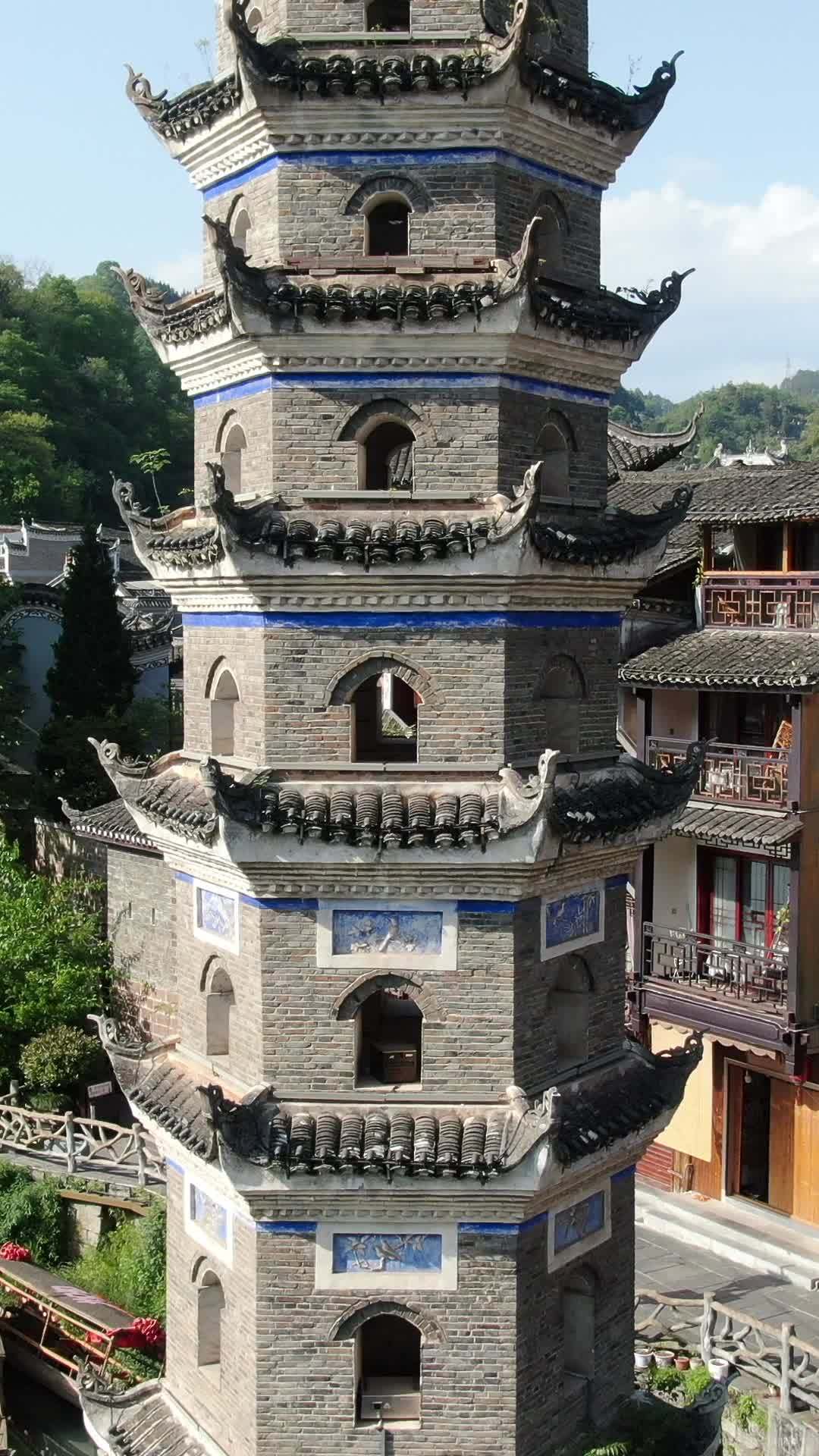 古塔倒影下的宁静古镇