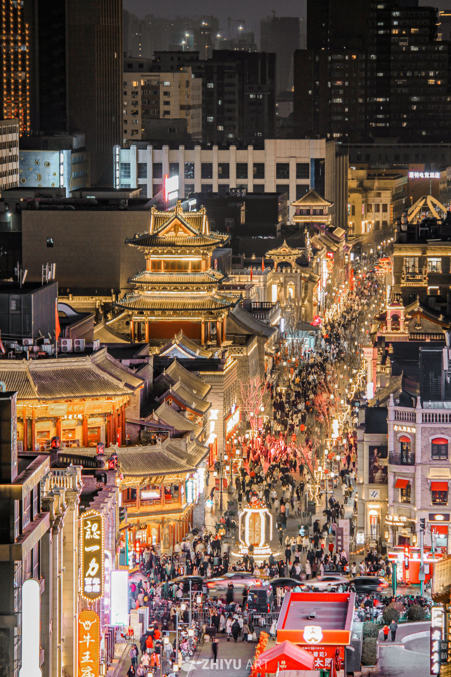 灯火辉煌的古城街景
