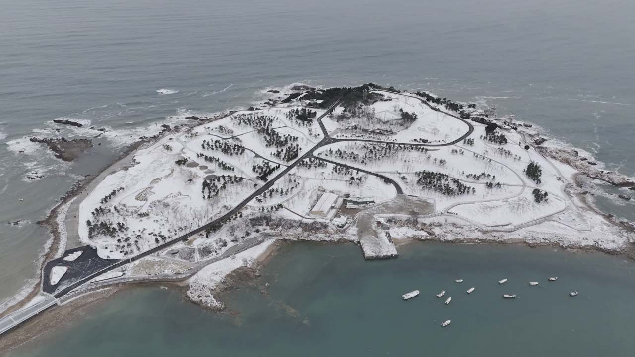 青岛小麦岛海边雪景航拍 6