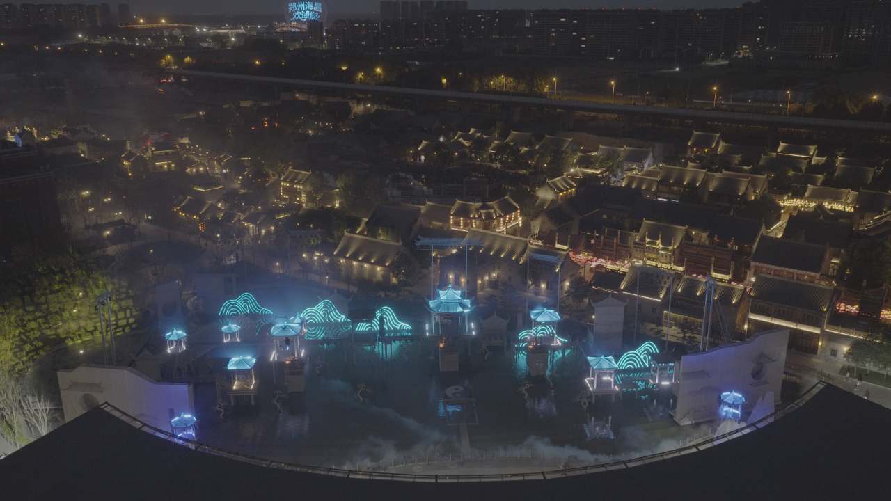 夜幕下的传统与霓虹
