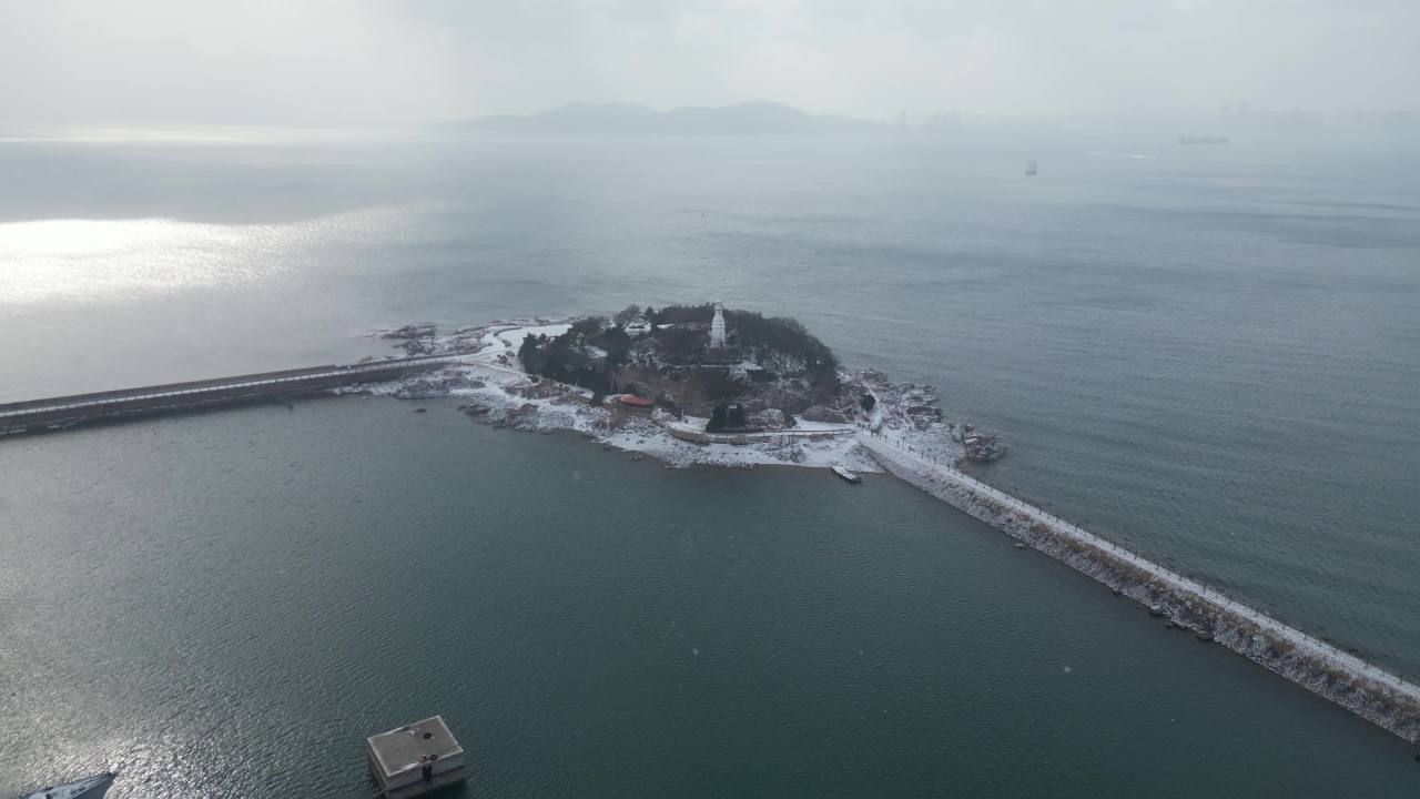 青岛市南海边老城区小青岛公园冬天雪景航拍 4
