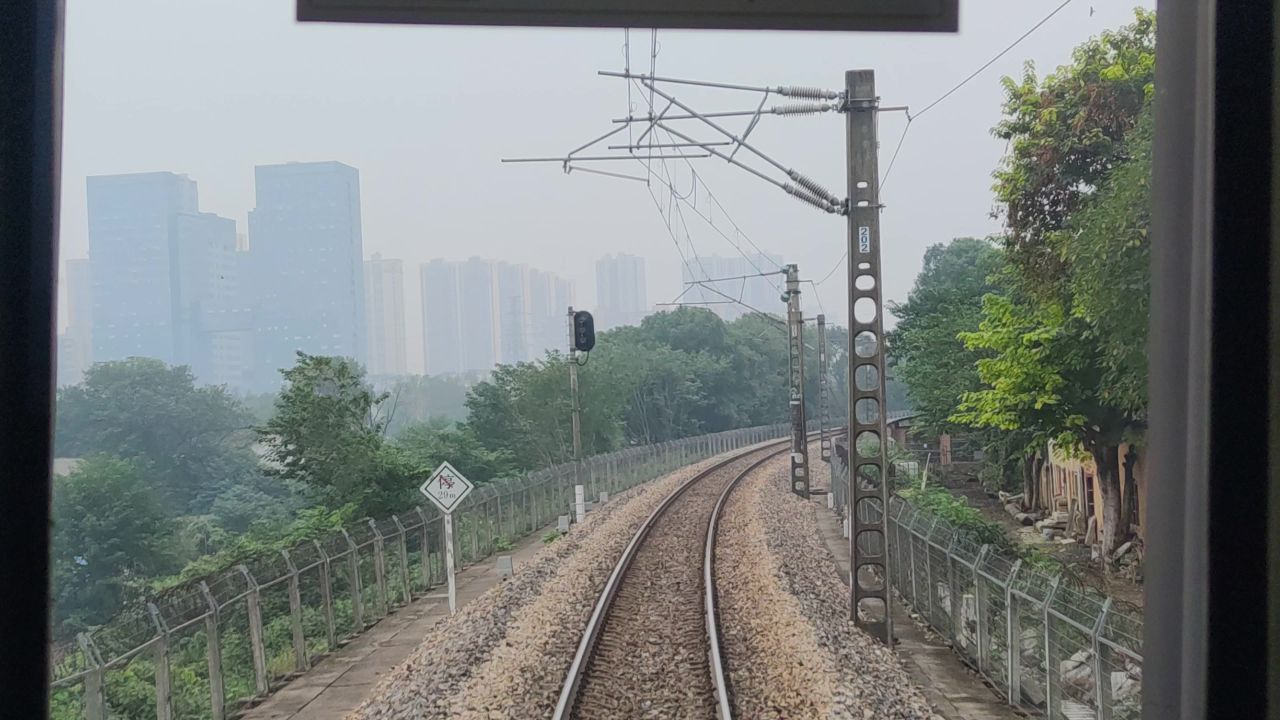 火车行驶轨道实拍 