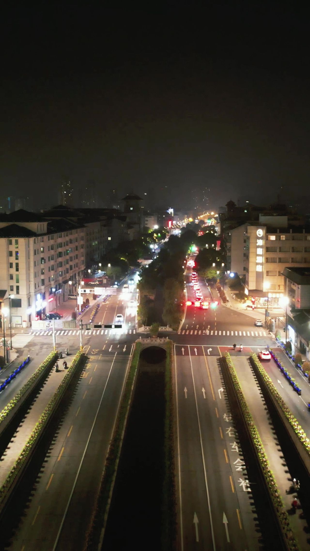 城市夜景交通竖屏航拍 